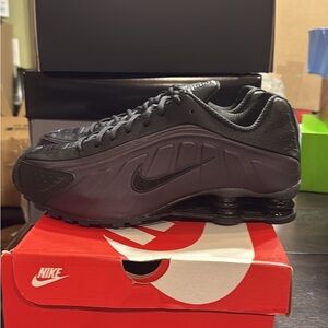 Brand new Nike Shox R4 Black Cave Purple size 11 men